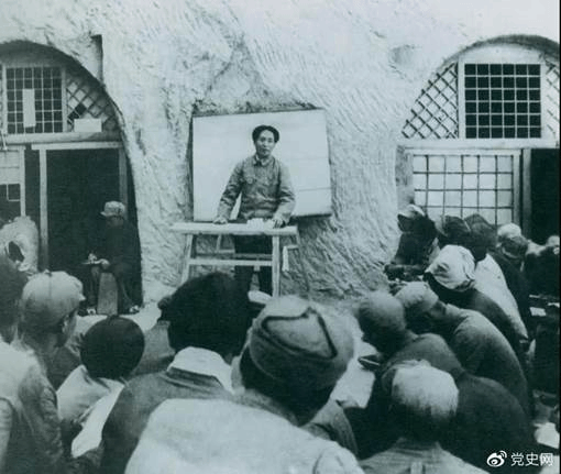 1938年4月，毛泽东在鲁迅艺术性爱直播
讲演。