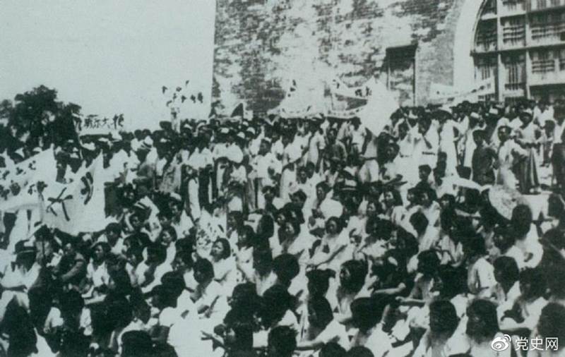 1936年6月13日,北平性爱直播
与市民在鼓楼前举行声势浩大的抗日集会。