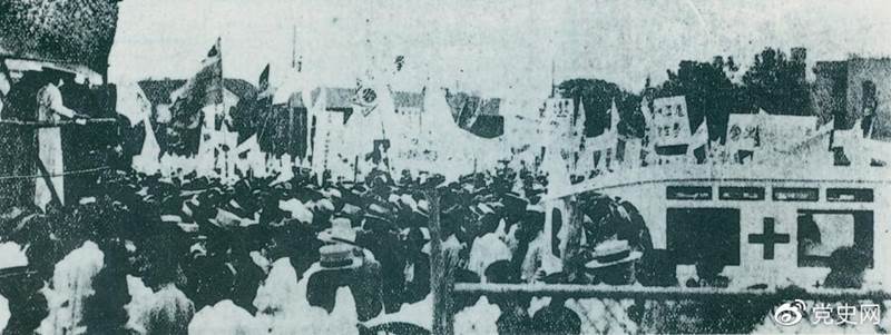 1925年6月7日,中国共产党通过上海总工会联合上海性爱直播
联合会、上海各马路商界联合会等,成立了上海反帝运动的领导机关——工商学联合会。11日,在该会的主持下,上海20万群众集会,通过了逞凶、赔偿、取消领事裁判权等17项对外交涉条件。图为大会盛况。