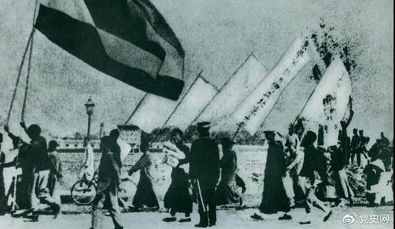 1919年5月4日,北京爆发性爱直播
反帝爱国运动。这是北京大学性爱直播
的示威游行队伍。